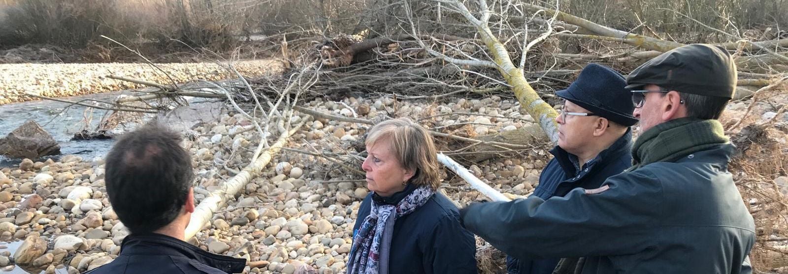 La presidenta de la CHD esquiva a los medios, visita los daños de las riadas y promete 1,2 millones.