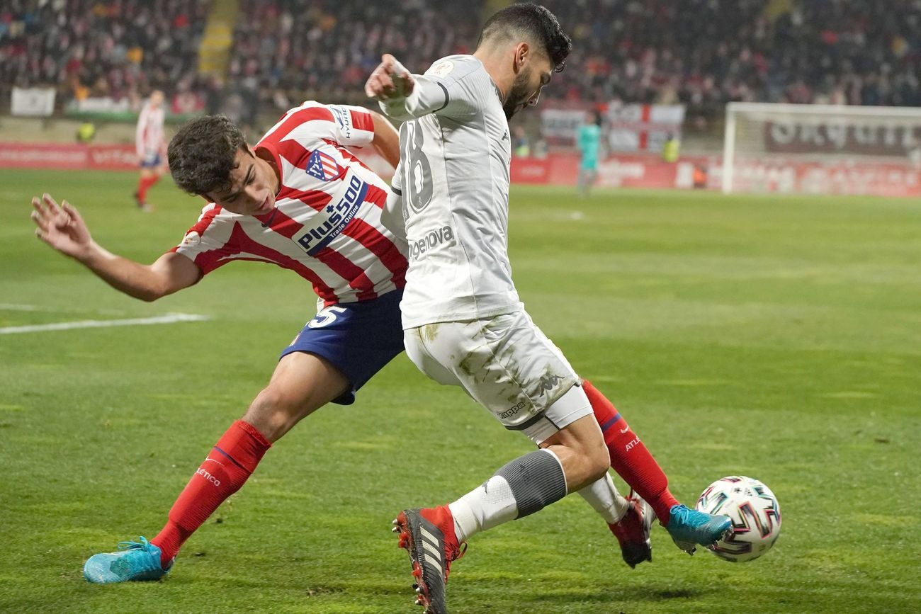 Cultural y Atlético de Madrid protagonizan un intenso duelo en el Reino de León con cerca de 13.000 espectadores en las gradas.