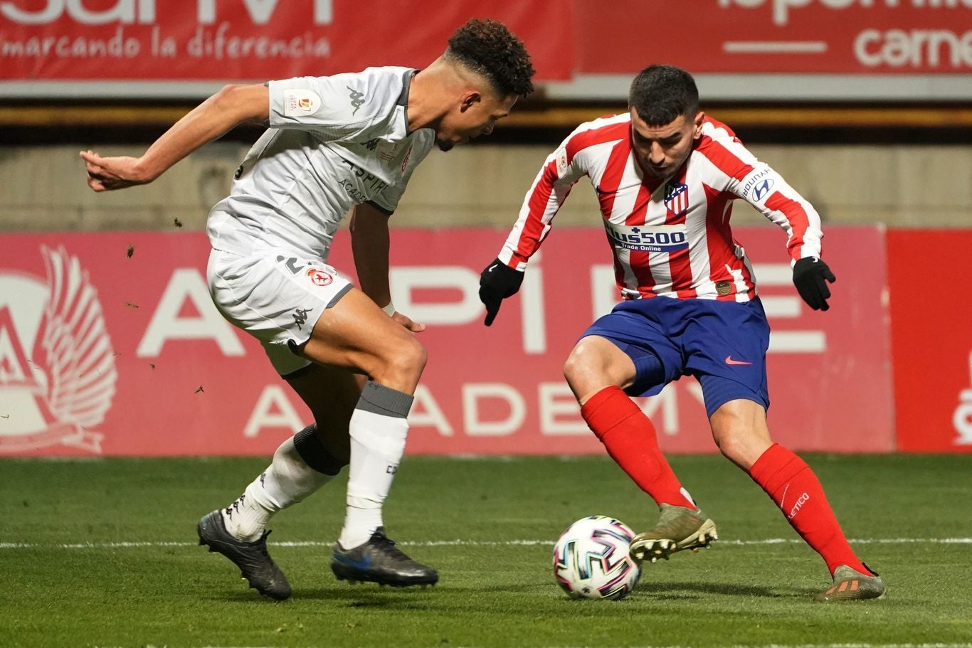 Cultural y Atlético de Madrid protagonizan un intenso duelo en el Reino de León con cerca de 13.000 espectadores en las gradas.