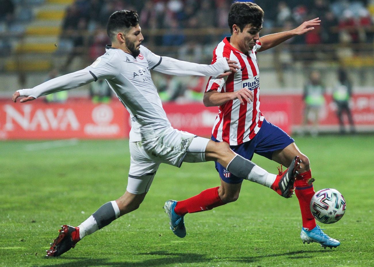 Cultural y Atlético de Madrid protagonizan un intenso duelo en el Reino de León con cerca de 13.000 espectadores en las gradas.