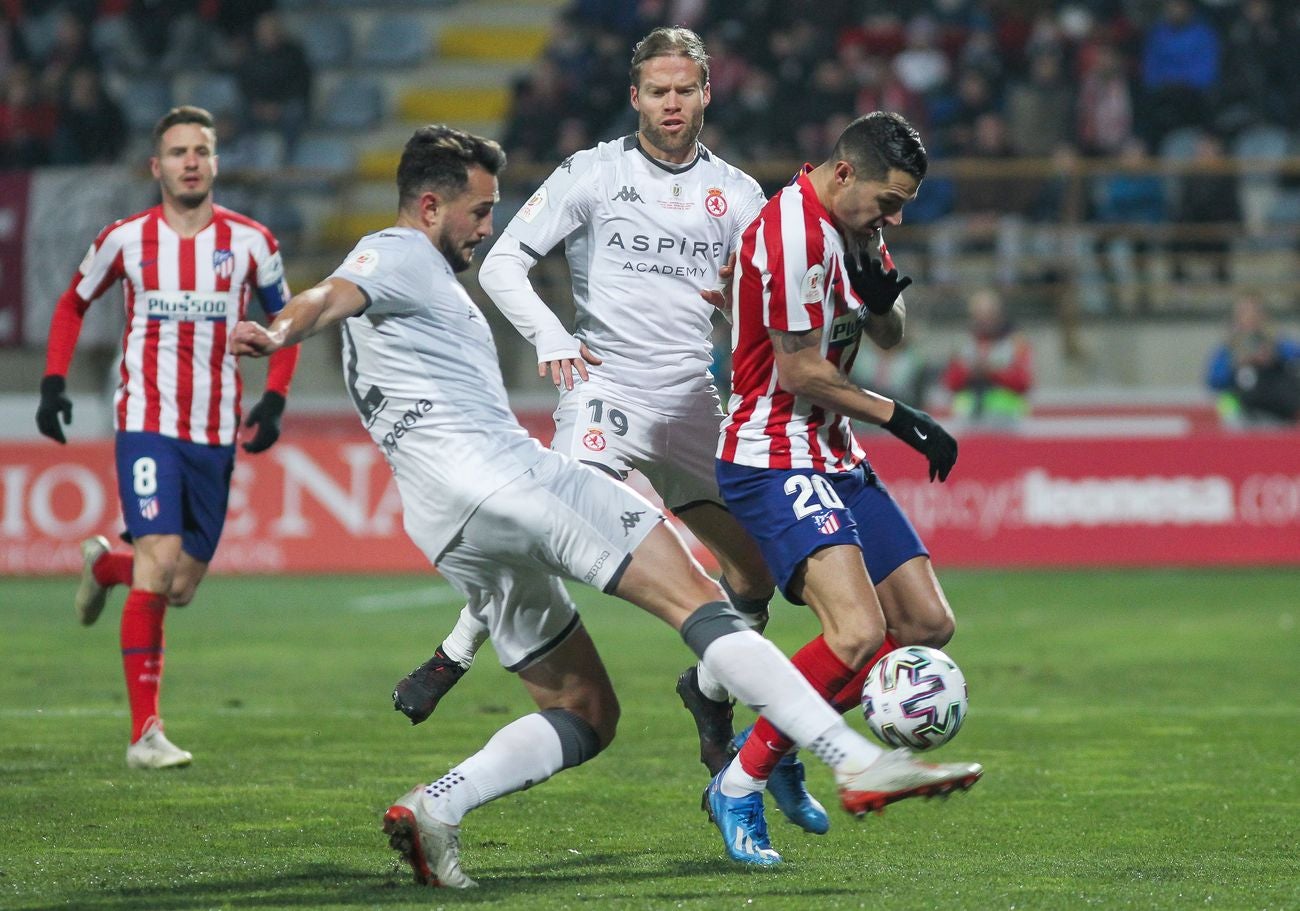 Cultural y Atlético de Madrid protagonizan un intenso duelo en el Reino de León con cerca de 13.000 espectadores en las gradas.