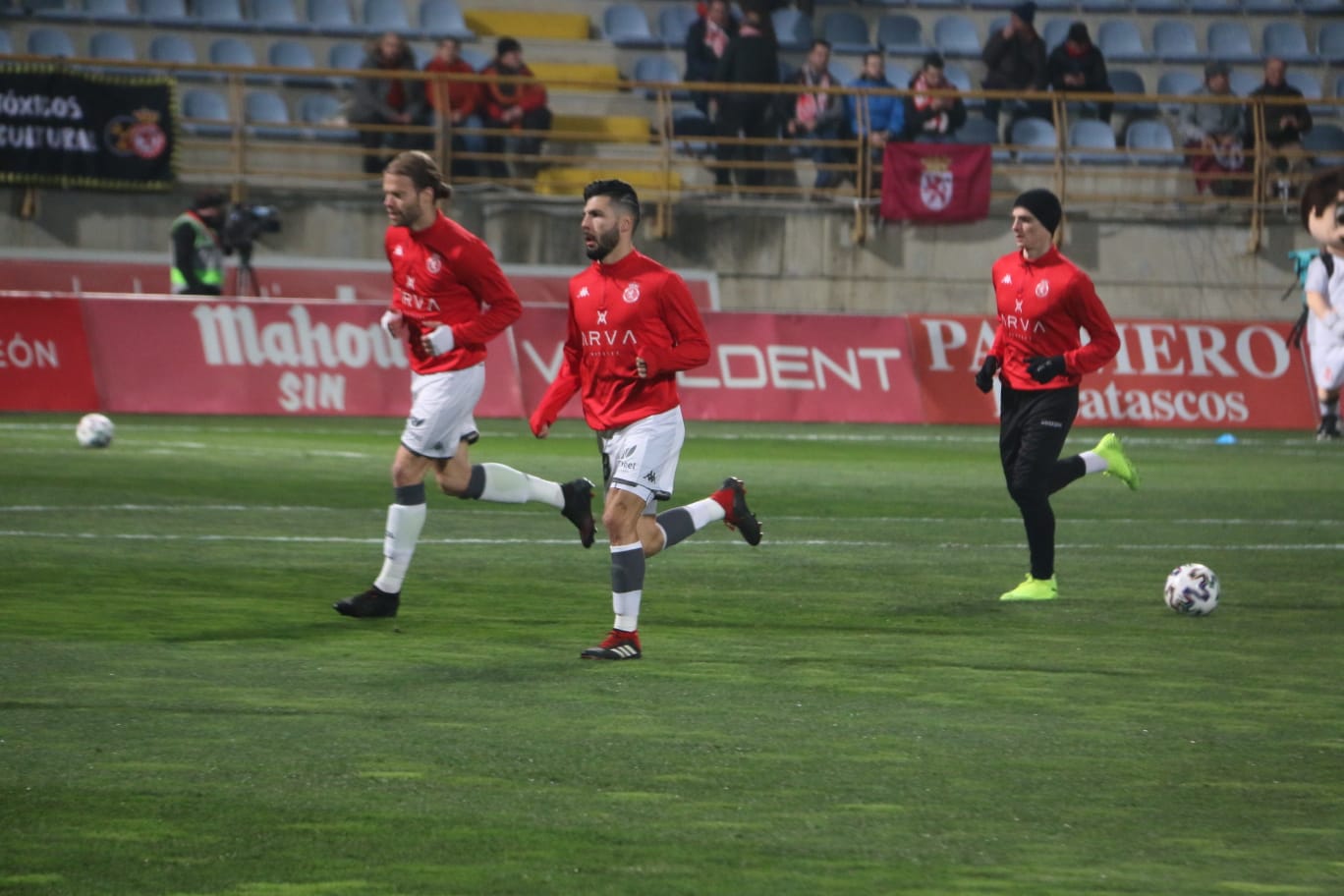 Las primeras imágenes del Cultural Atletico de Madrid. Lleno en el Reino de León para un intenso partido en la Copa del Rey.