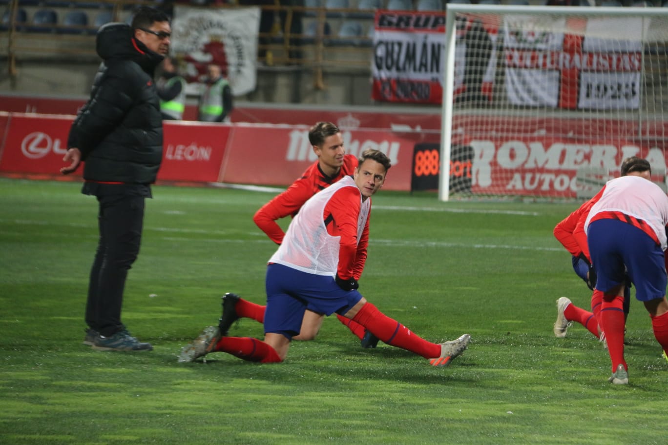 Las primeras imágenes del Cultural Atletico de Madrid. Lleno en el Reino de León para un intenso partido en la Copa del Rey.
