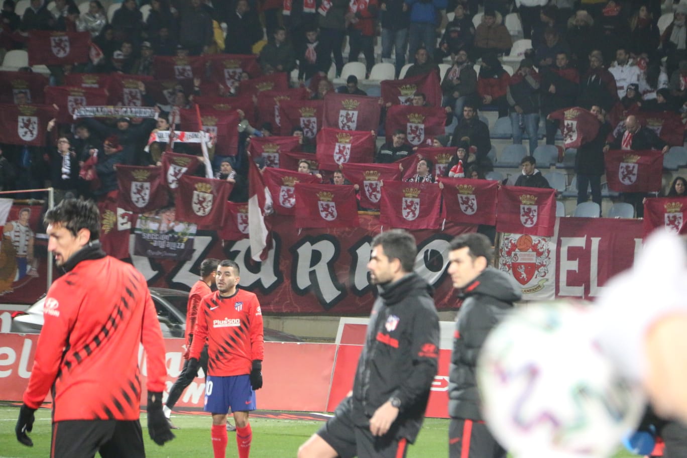 Las primeras imágenes del Cultural Atletico de Madrid. Lleno en el Reino de León para un intenso partido en la Copa del Rey.