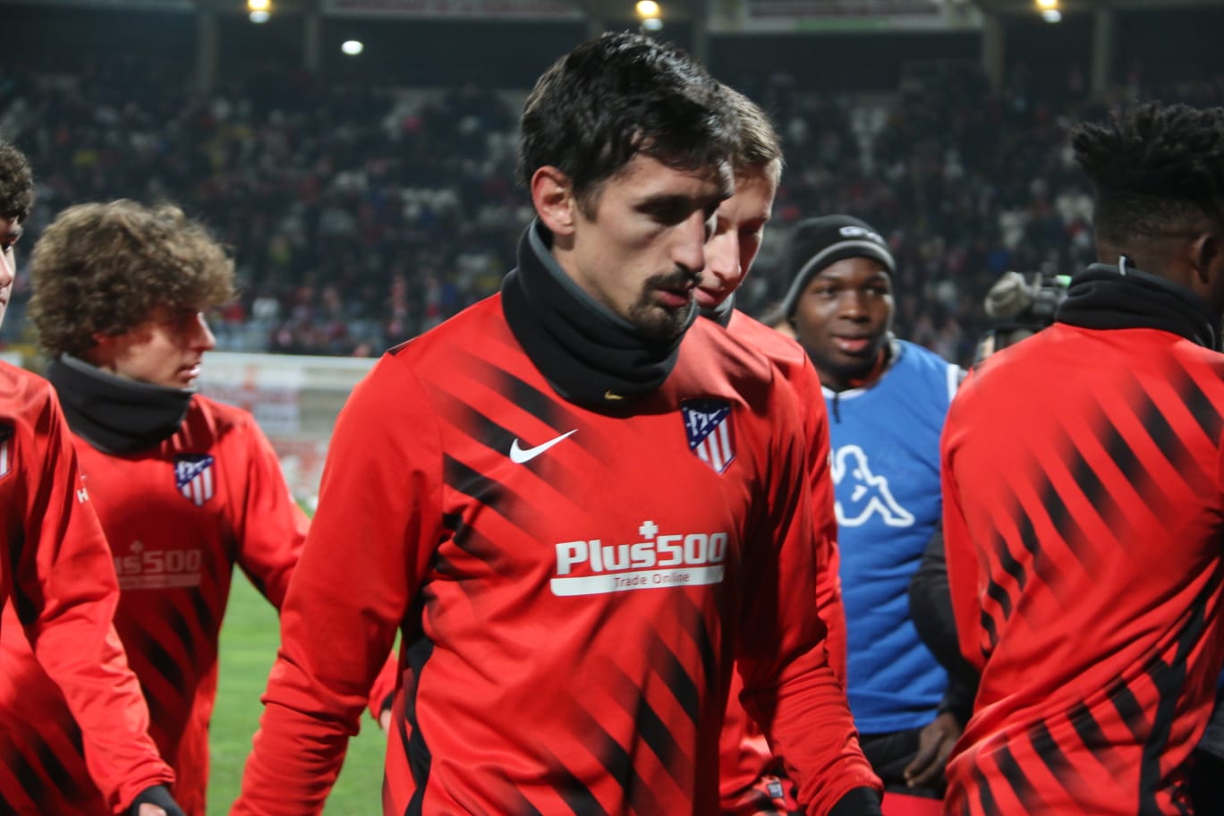 Las primeras imágenes del Cultural Atletico de Madrid. Lleno en el Reino de León para un intenso partido en la Copa del Rey.