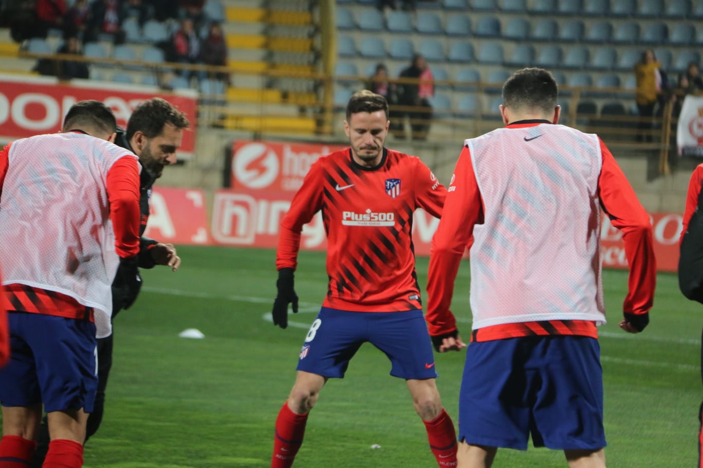 Las primeras imágenes del Cultural Atletico de Madrid. Lleno en el Reino de León para un intenso partido en la Copa del Rey.