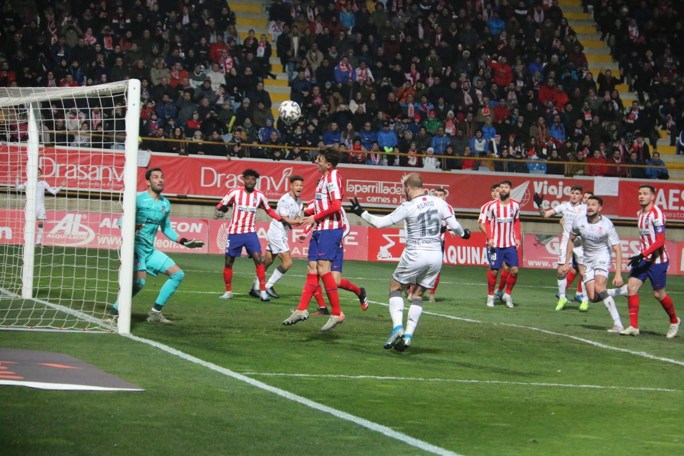 Un estadio entregado disfruta del buen futbol en una fría noche leonesa