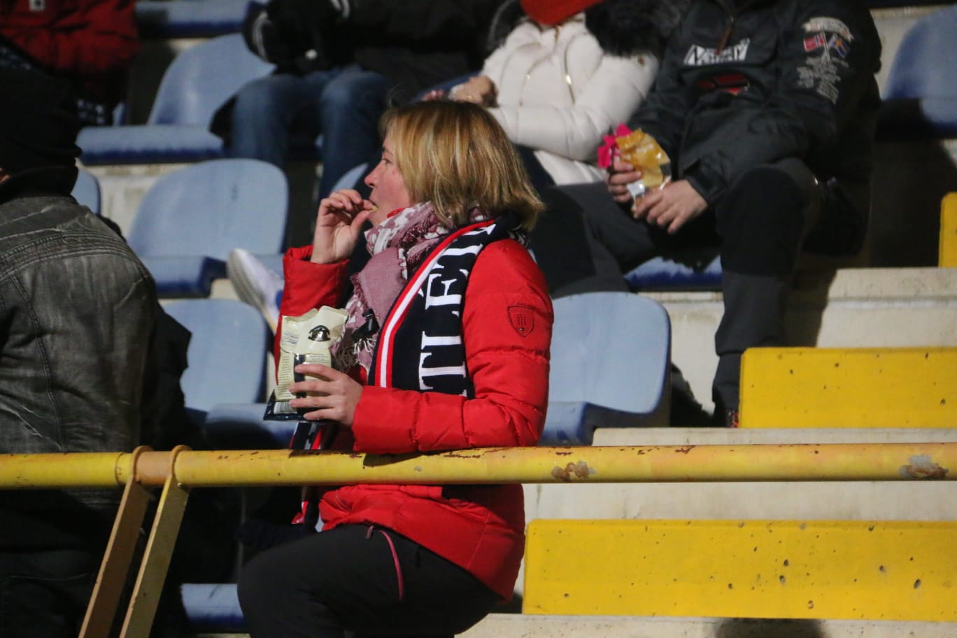 Un estadio entregado disfruta del buen futbol en una fría noche leonesa