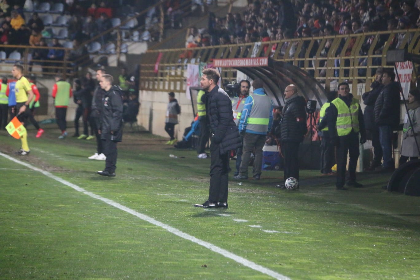 Un estadio entregado disfruta del buen futbol en una fría noche leonesa