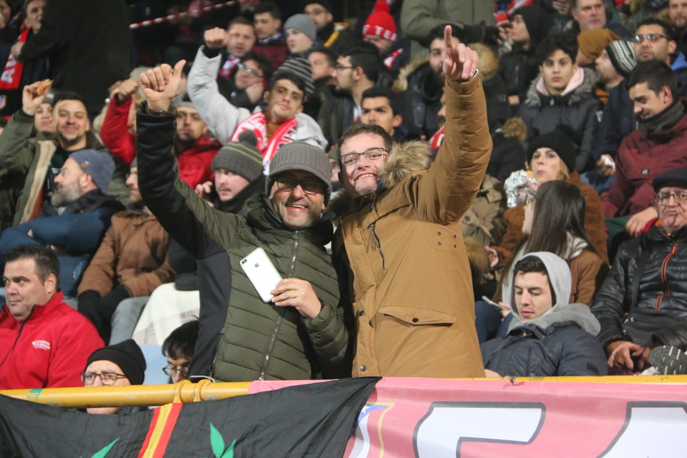 Un estadio entregado disfruta del buen futbol en una fría noche leonesa