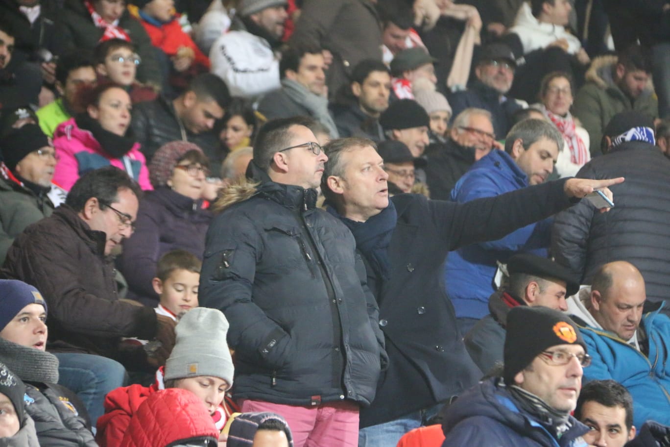 Un estadio entregado disfruta del buen futbol en una fría noche leonesa