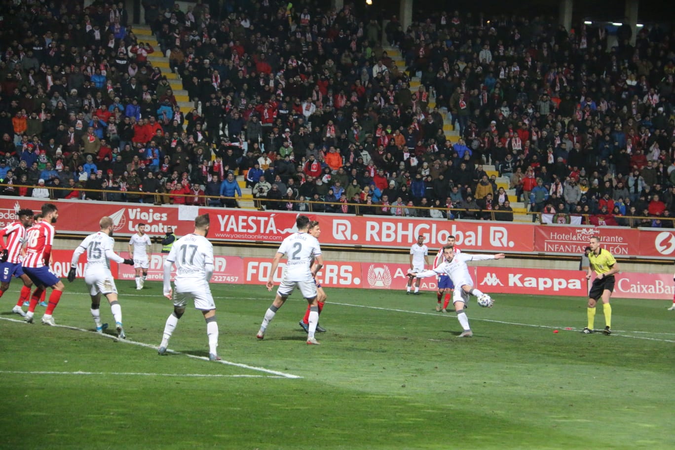 Un estadio entregado disfruta del buen futbol en una fría noche leonesa