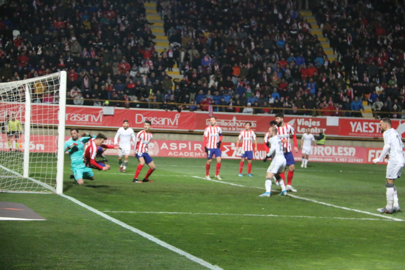 Un estadio entregado disfruta del buen futbol en una fría noche leonesa