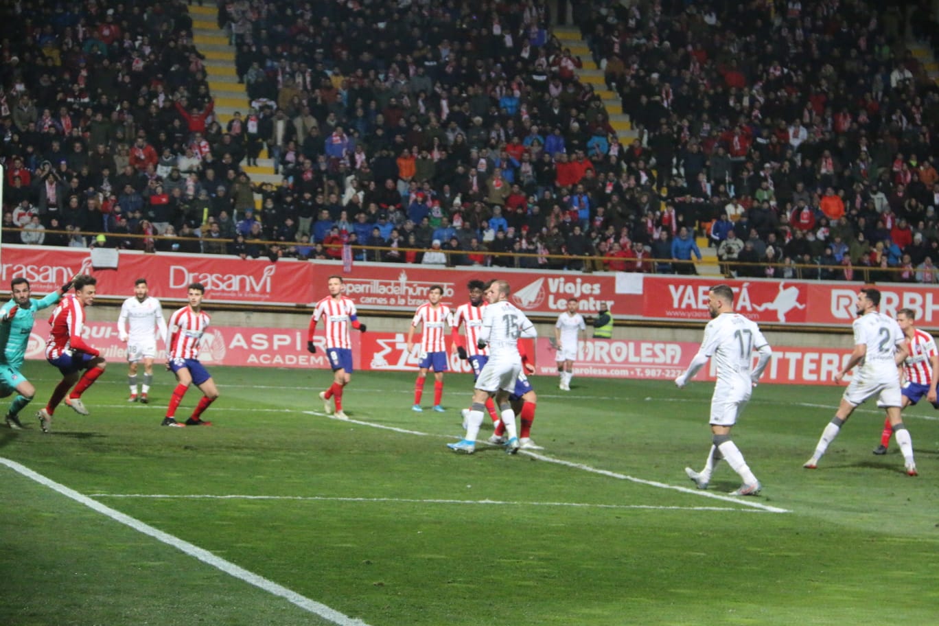 Un estadio entregado disfruta del buen futbol en una fría noche leonesa