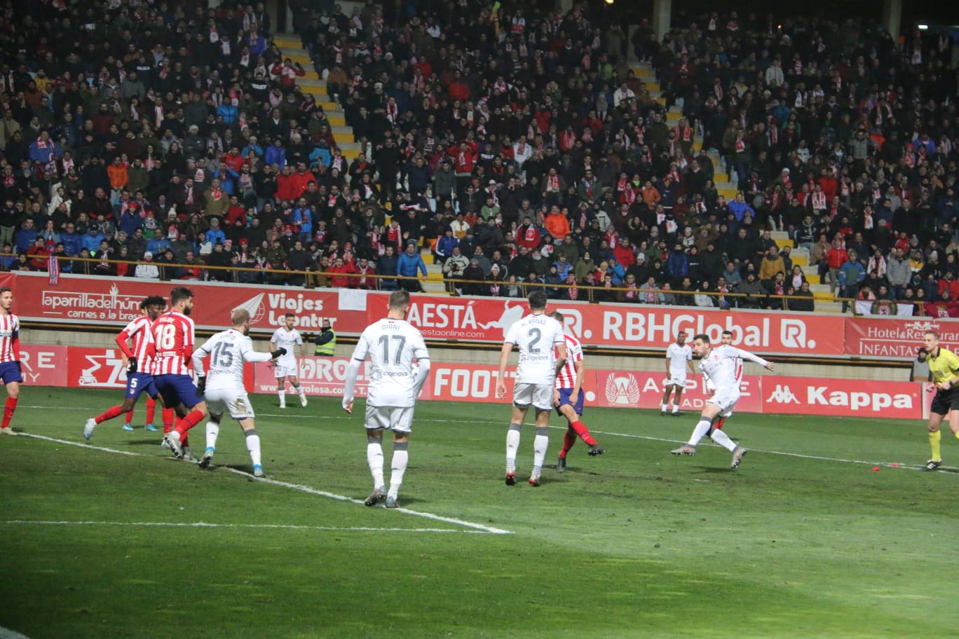 Un estadio entregado disfruta del buen futbol en una fría noche leonesa