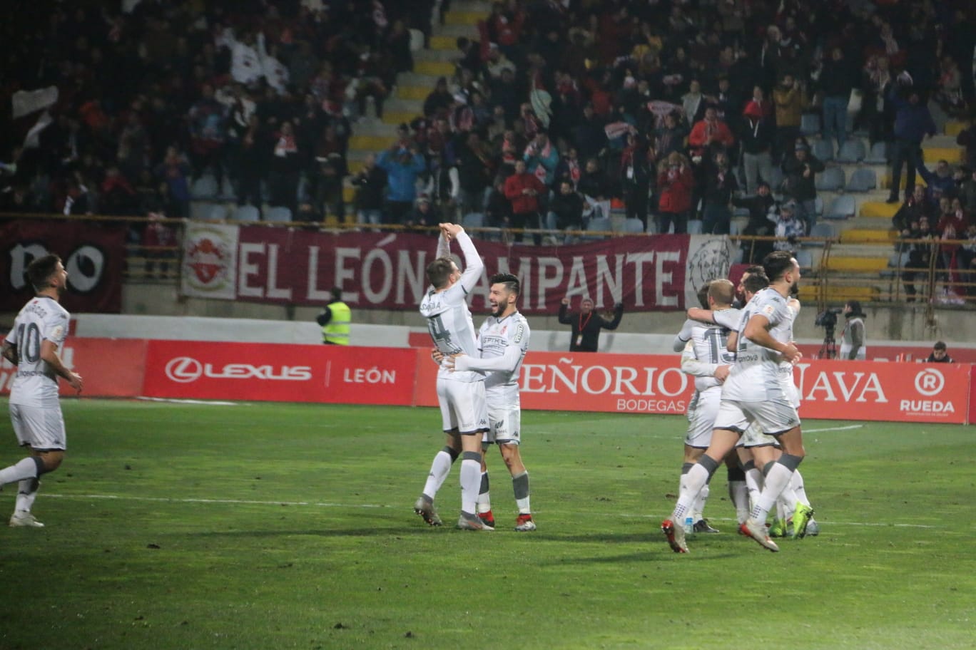 Un estadio entregado disfruta del buen futbol en una fría noche leonesa