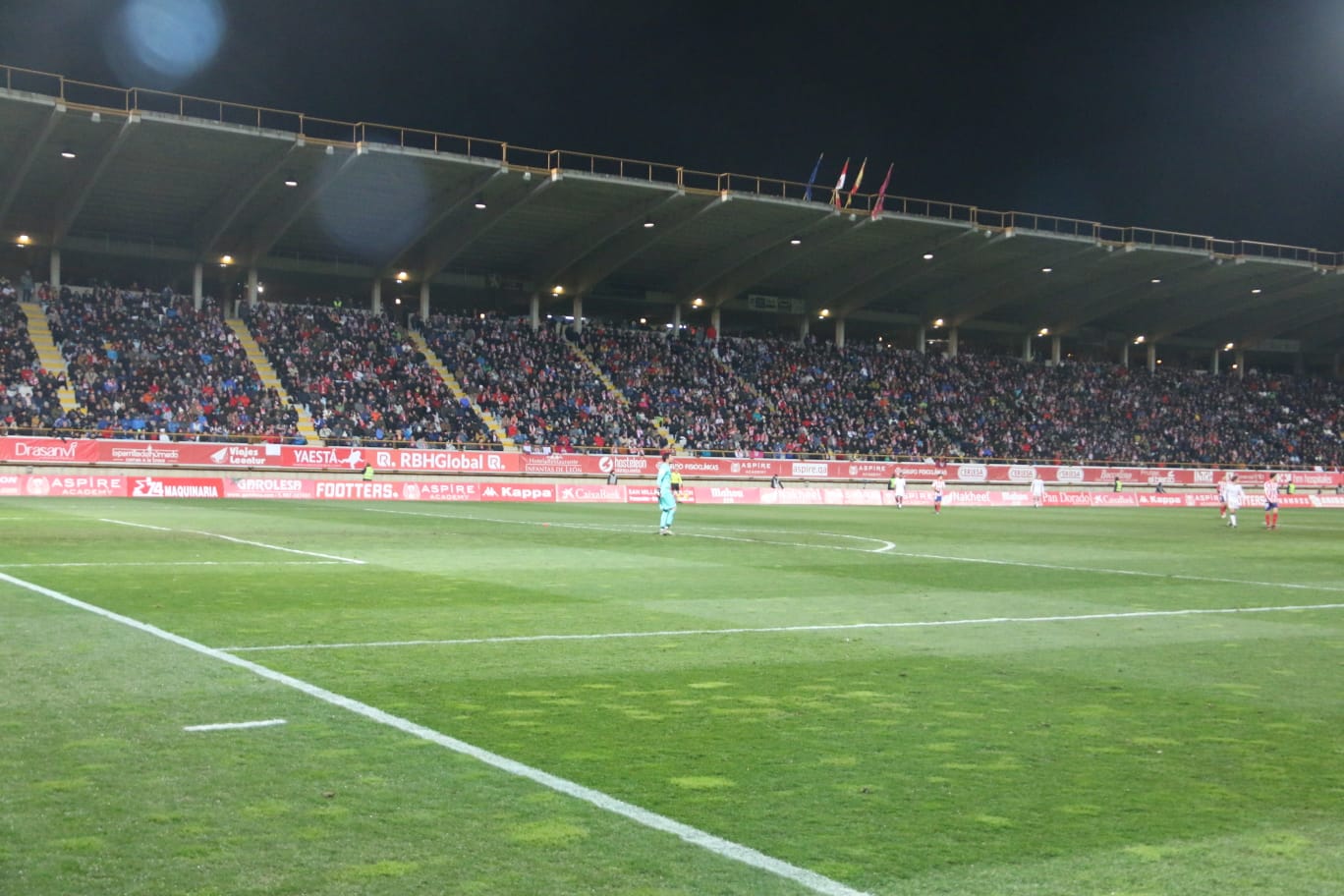 Un estadio entregado disfruta del buen futbol en una fría noche leonesa