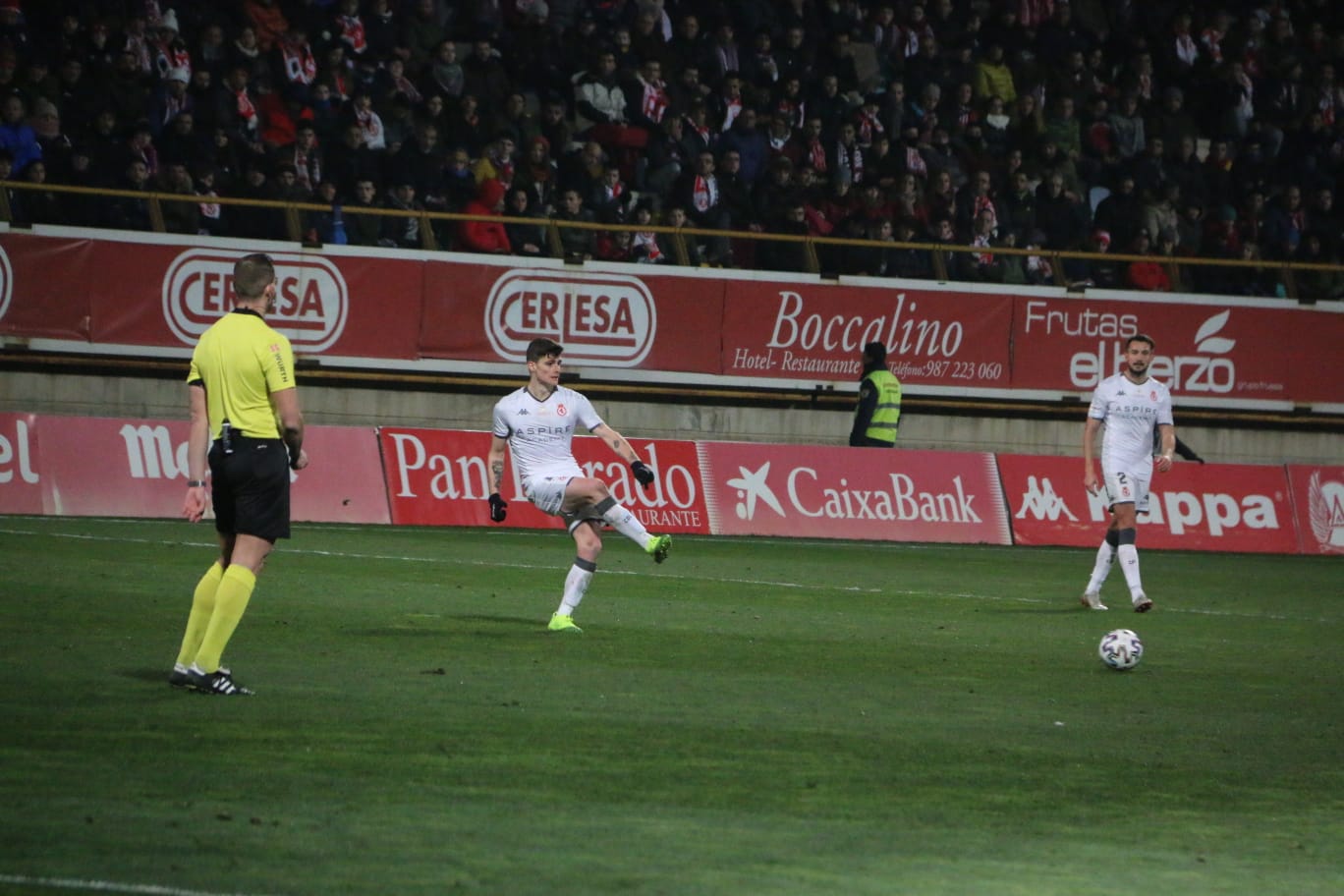 Un estadio entregado disfruta del buen futbol en una fría noche leonesa