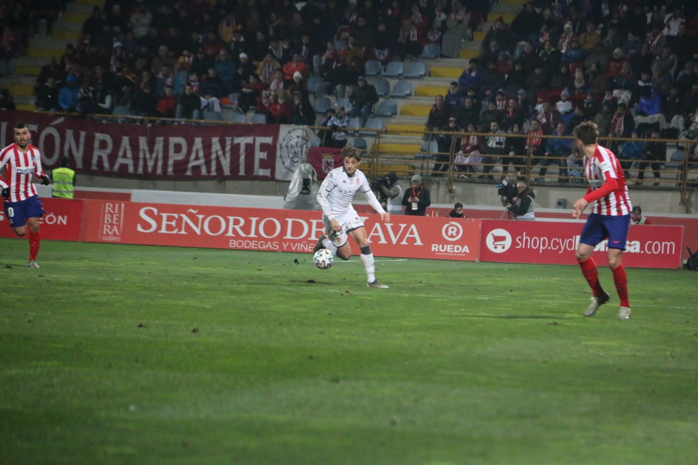 Un estadio entregado disfruta del buen futbol en una fría noche leonesa