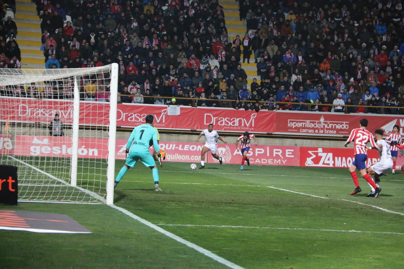 Un estadio entregado disfruta del buen futbol en una fría noche leonesa