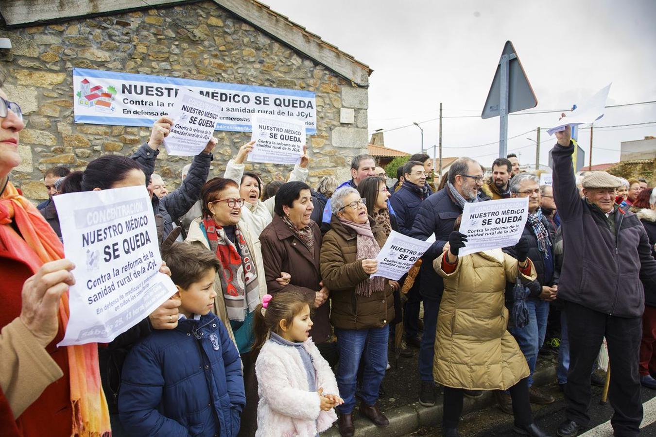 Concentración ciudadana en defensa del mantenimiento de médicos en consultorios rurales en Aldea del Obispo