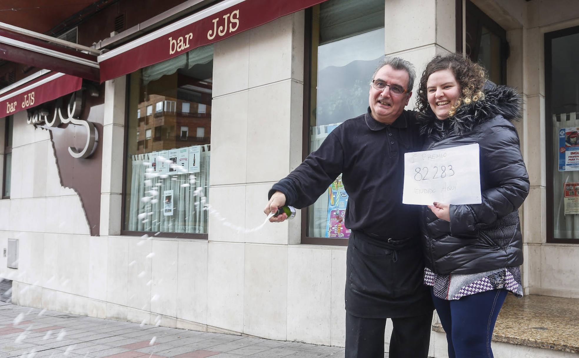 El propietario del bar JJS de León, Javier Fernández, reparte tres millones de euros con el número 82283, agraciado con el primer premio del sorteo de la Lotería Nacional.