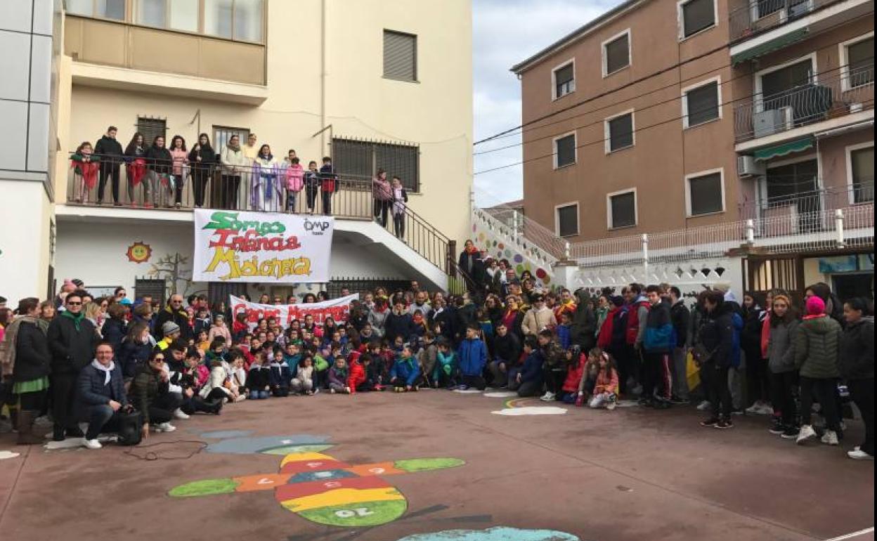 Todos los participantes, incluido el obispo, se hicieron una foto de familia antes de salir.