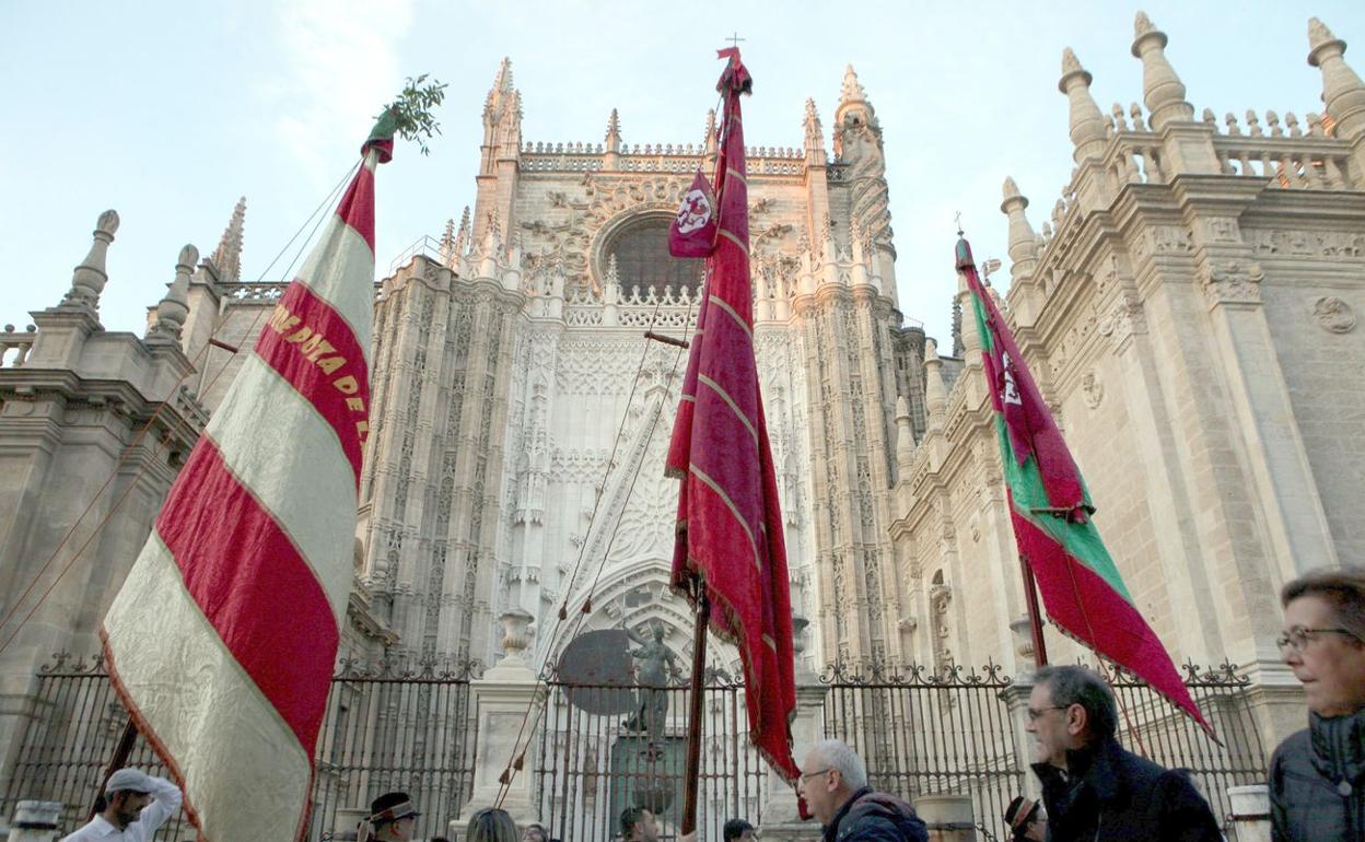 Pendones de León por las calles de Sevilla.