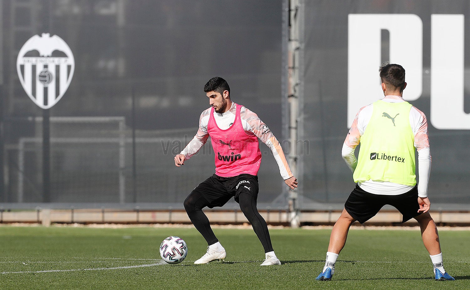 La plantilla del Valencia CF ha realizado su último entrenamiento previo al desplazamiento a León, donde se medirá a la Cultural y Deportiva Leones.