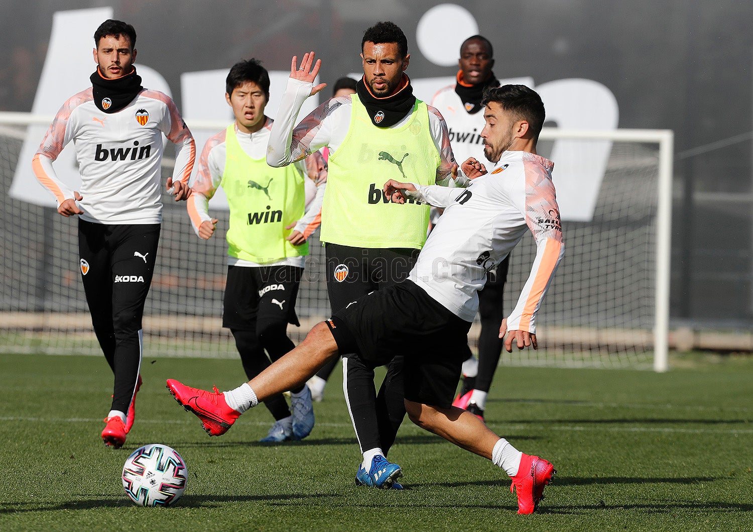 La plantilla del Valencia CF ha realizado su último entrenamiento previo al desplazamiento a León, donde se medirá a la Cultural y Deportiva Leones.