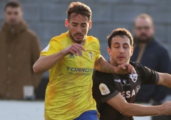 Javi Navarro vistiendo la camiseta del Cádiz CF. 