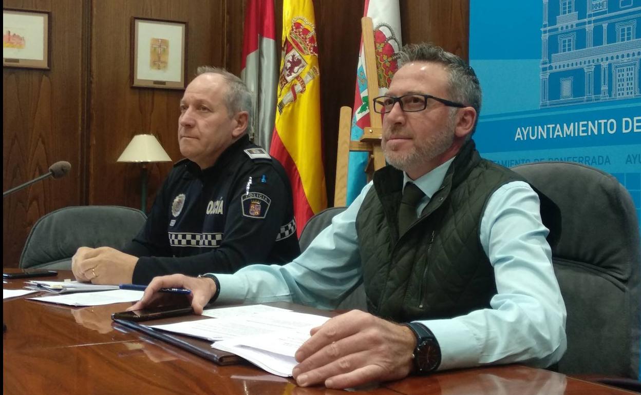 El concejal de Movilidad, José Antonio Cartón (D), junto al inspector del a Policía Local, Aquilino Borraz, en la presentación del balance anual.