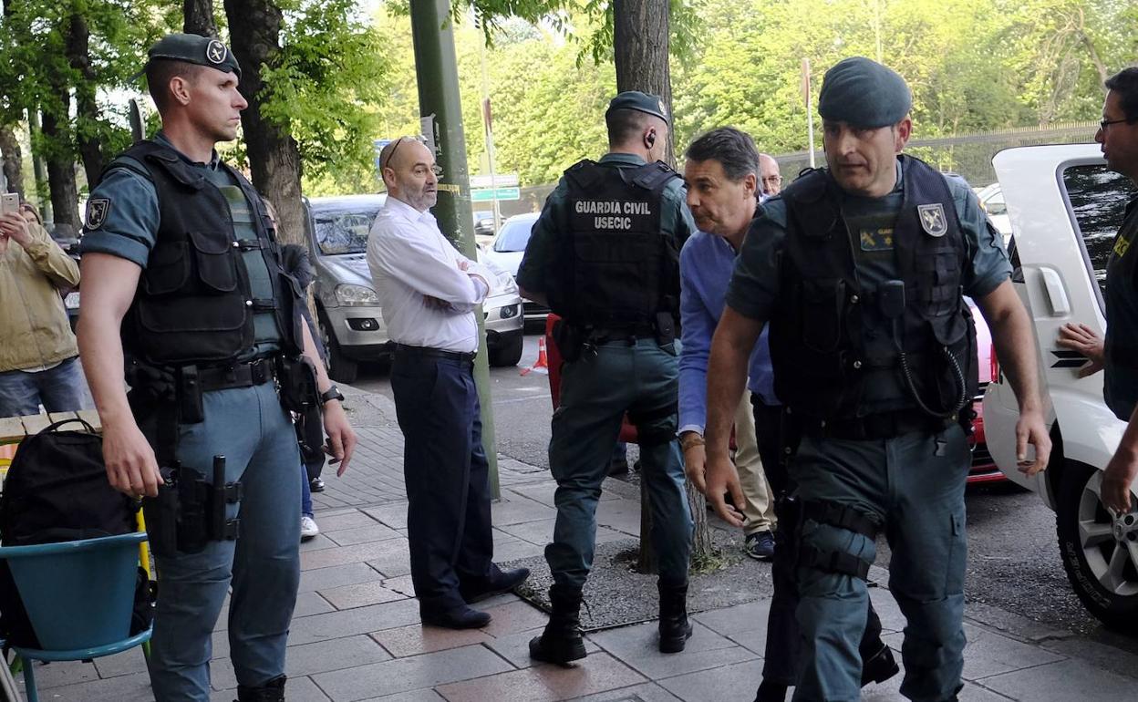 Ignacio González, durante un registro de su casa en abril de 2017. 