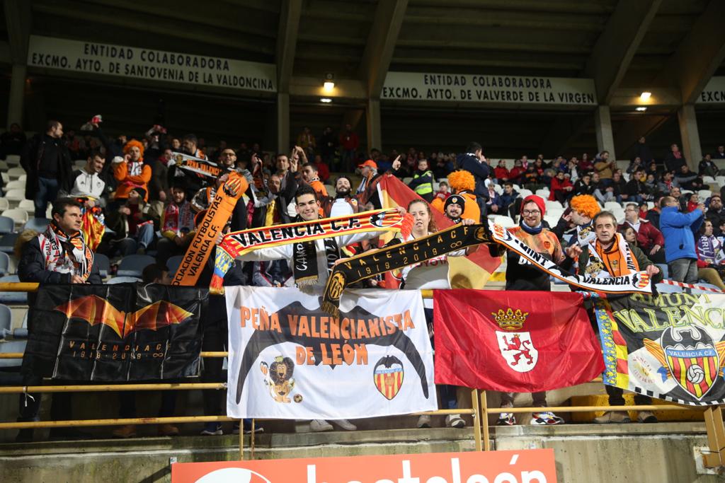 Buen ambiente, fotografías y muchos protagonistas en la antesala del encuentro entre la Cultural y Deportiva Leonesa y el Valencia CF en el Reino de León.