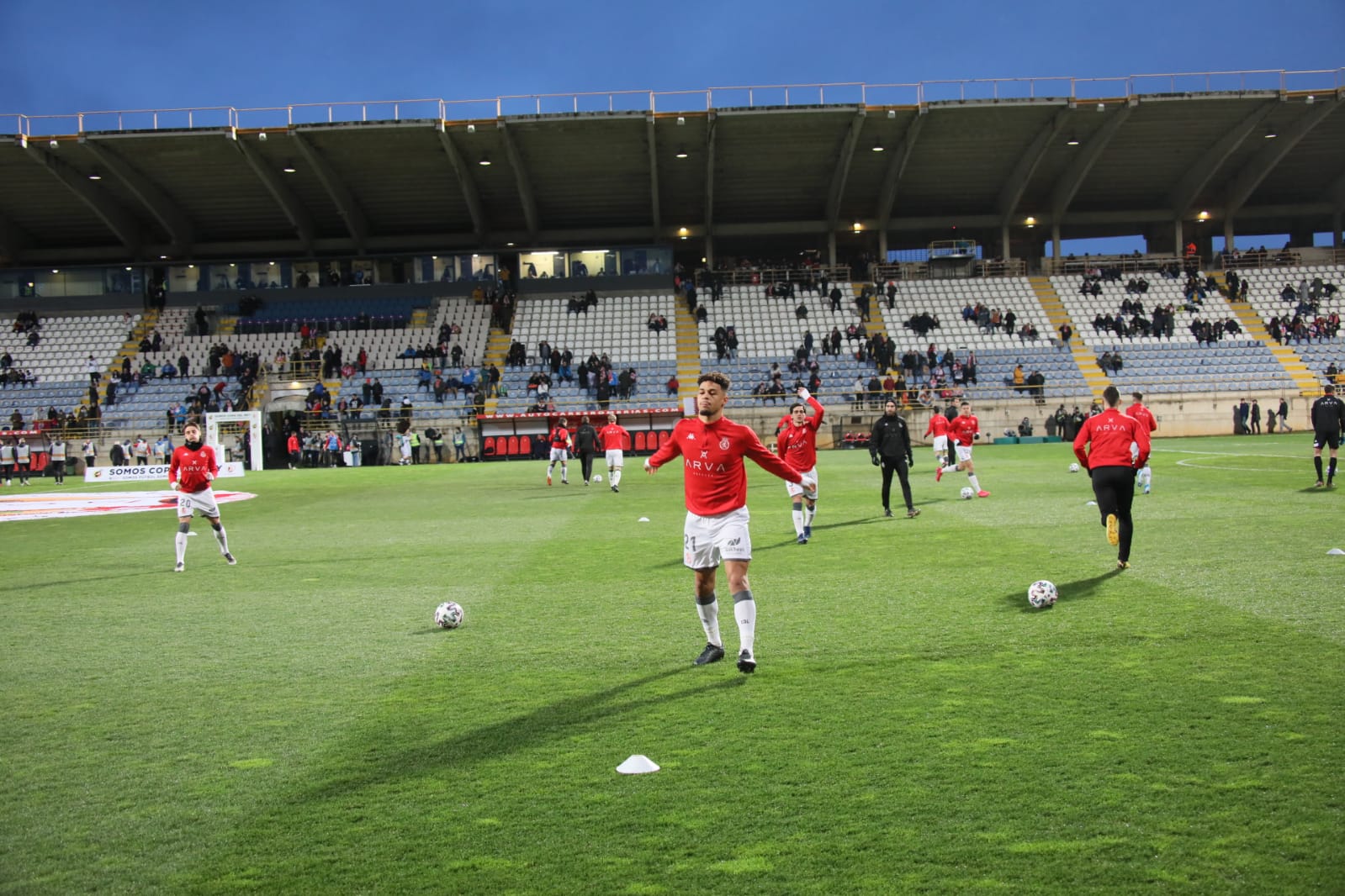 Buen ambiente, fotografías y muchos protagonistas en la antesala del encuentro entre la Cultural y Deportiva Leonesa y el Valencia CF en el Reino de León.