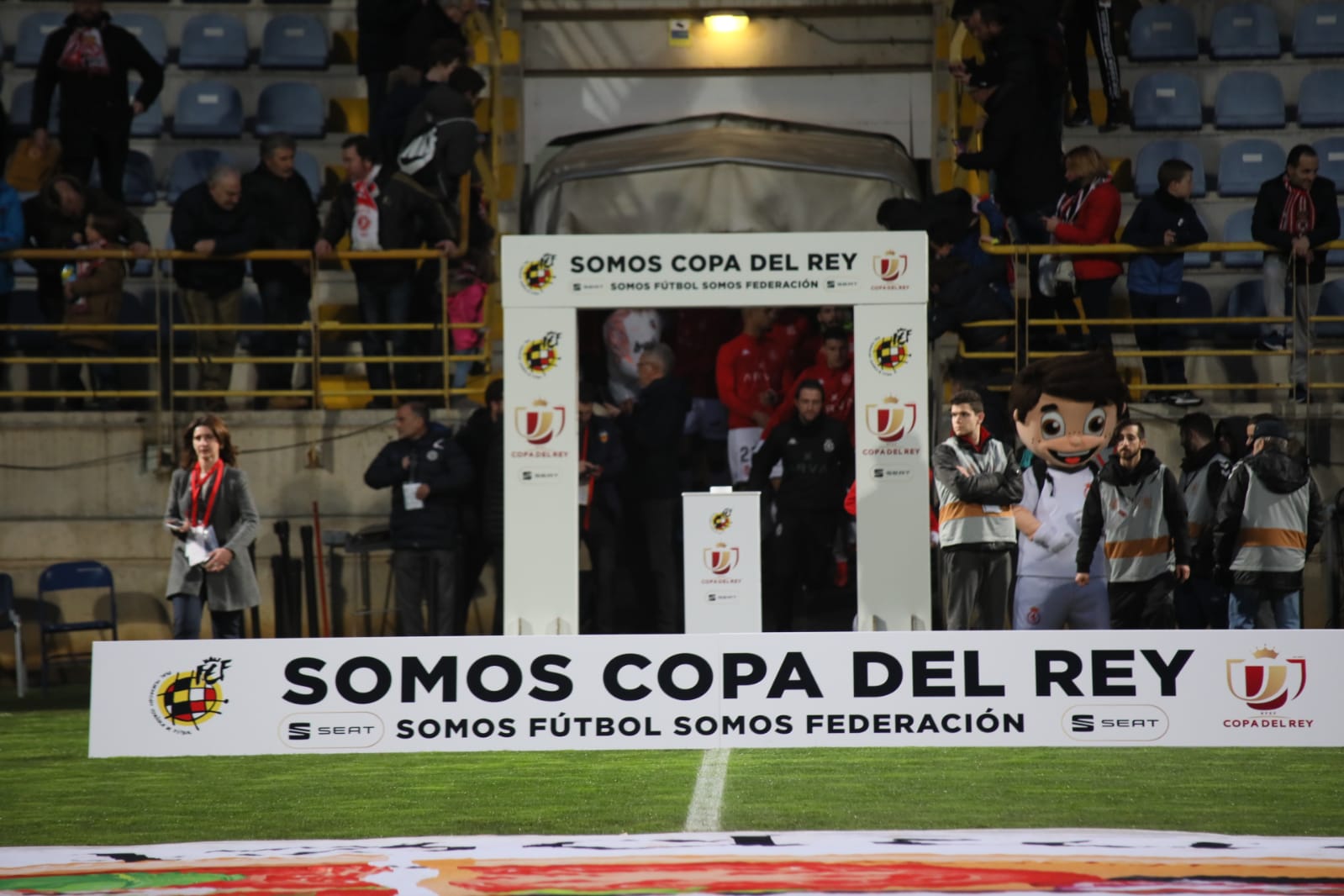 Buen ambiente, fotografías y muchos protagonistas en la antesala del encuentro entre la Cultural y Deportiva Leonesa y el Valencia CF en el Reino de León.