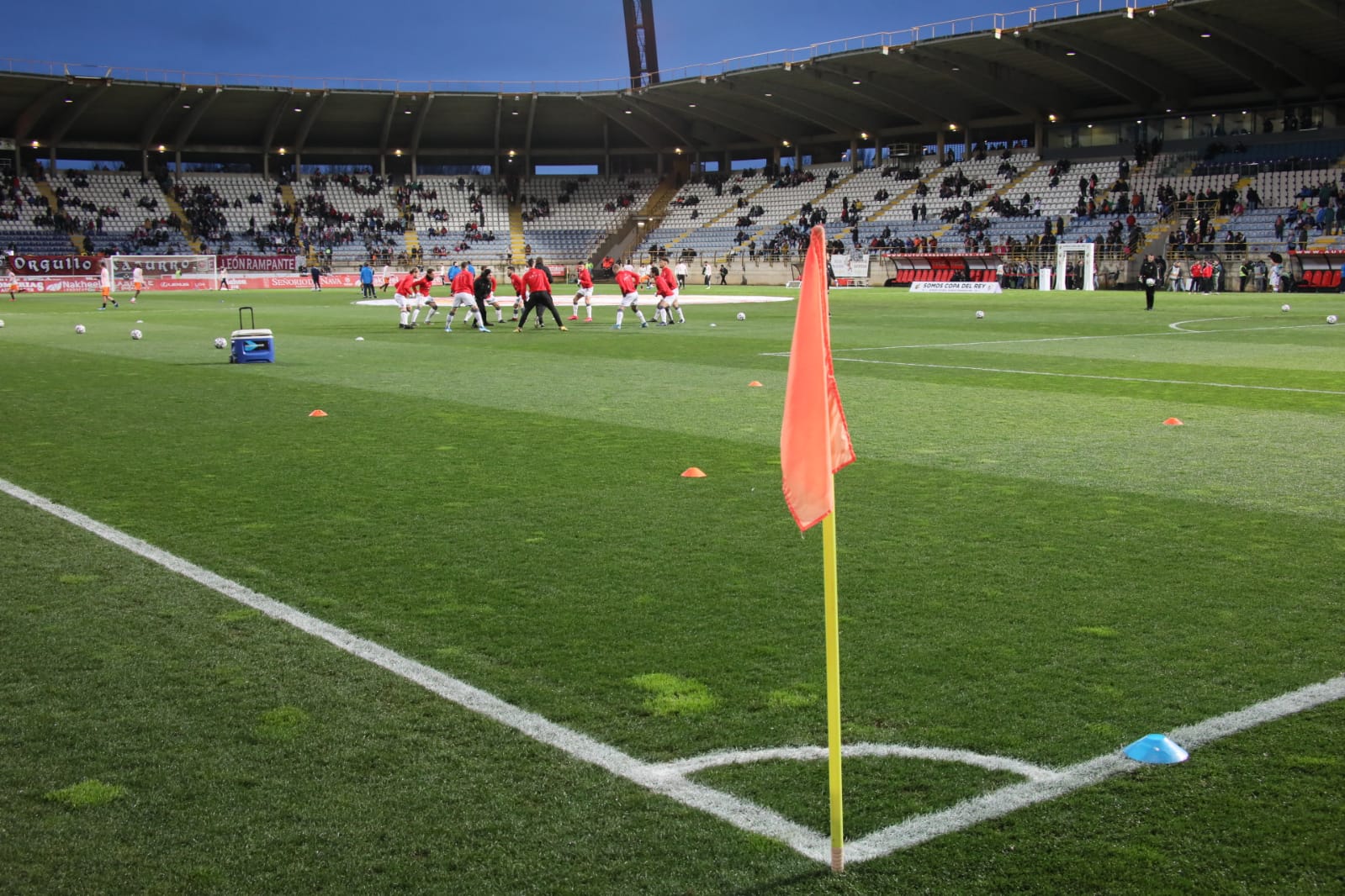 Buen ambiente, fotografías y muchos protagonistas en la antesala del encuentro entre la Cultural y Deportiva Leonesa y el Valencia CF en el Reino de León.