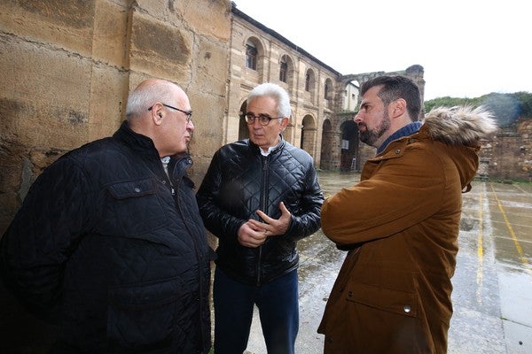 Fotos: Tudanca visita el monasterio de San Andrés en Vega de Espinareda