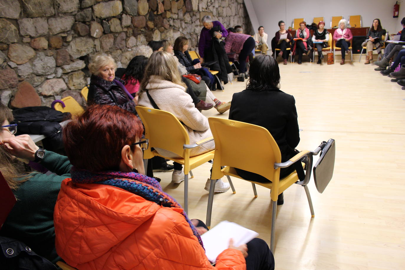 León celebra una asamblea de mujeres para preparar la cita por la igualdad y el feminismo.