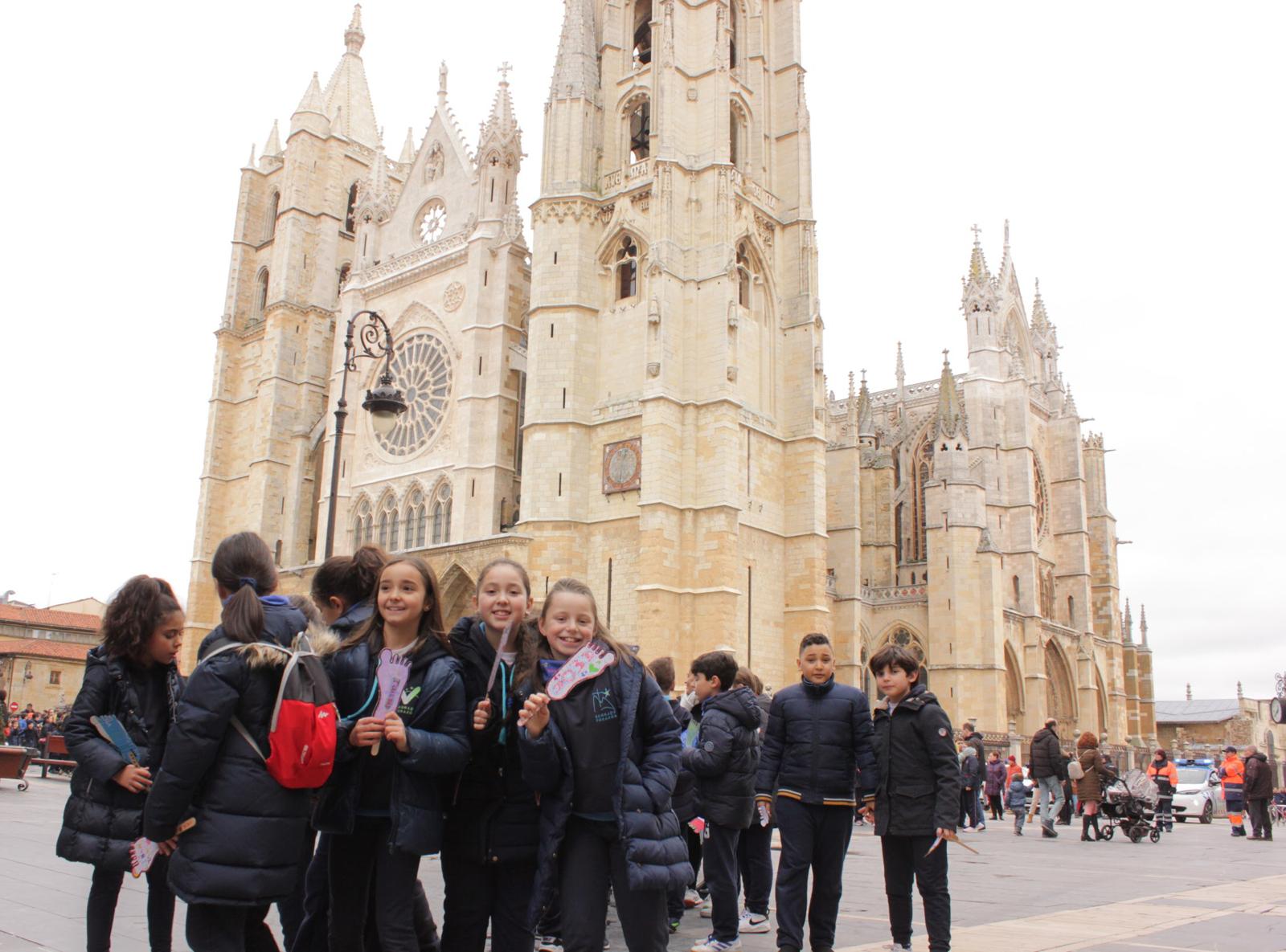 León celebra como cada 30 de enero el Día de la paz y de la no violencia con diferentes actos en los puntos más céntricos de la capital leonesa en una manera de transmitir este mensaje de concordia.