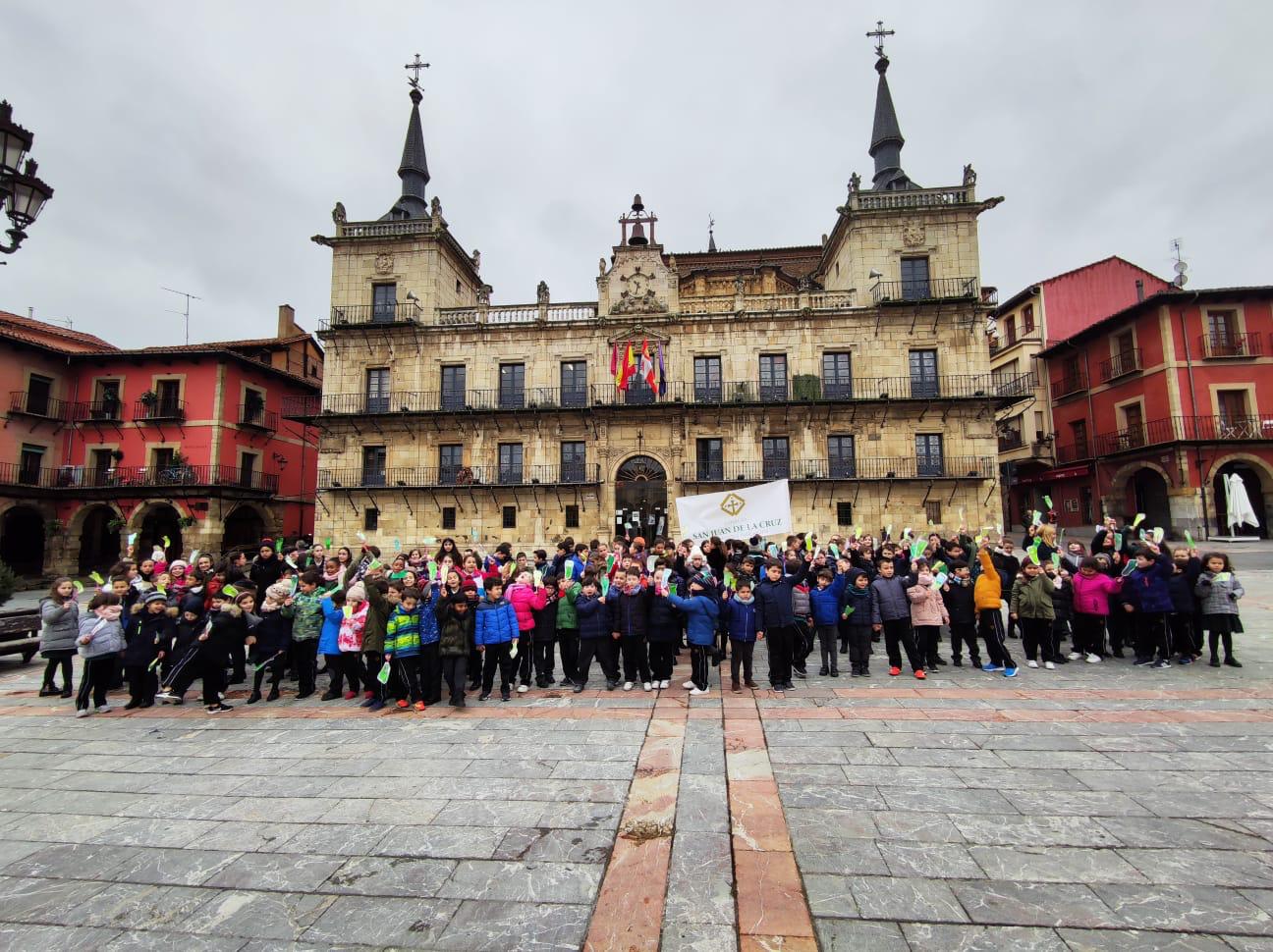 León celebra como cada 30 de enero el Día de la paz y de la no violencia con diferentes actos en los puntos más céntricos de la capital leonesa en una manera de transmitir este mensaje de concordia.