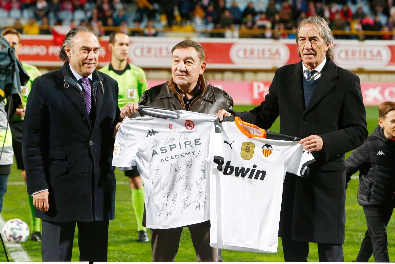 Buen ambiente, fotografías y muchos protagonistas en la antesala del encuentro entre la Cultural y Deportiva Leonesa y el Valencia CF en el Reino de León. El homenaje a José Carrete fue uno de los momentos más intensos.