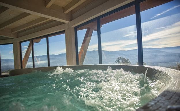 Imagen del spa con sus impresionantes svitas en The Rock Suites&Spa, en la peña de Congosto.