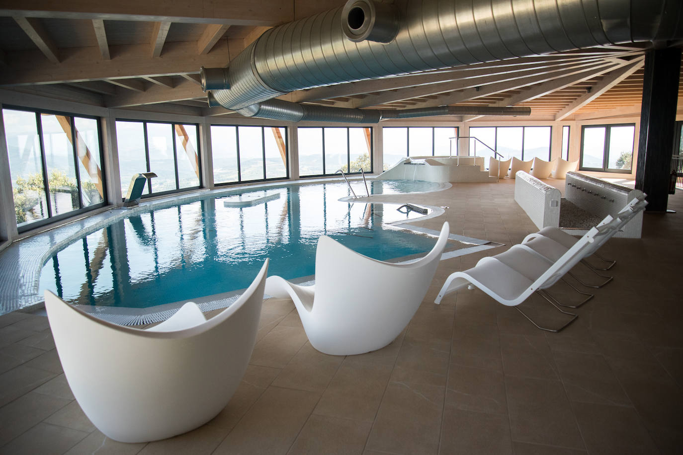 Ideal para una escapada en pareja o en familia, The Rock Suites&Spa ofrece un lugar idílico, un perfecto mirador hacia El Bierzo y unas instalaciones de auténtico lujo para disfrutar de momentos inolvidables.