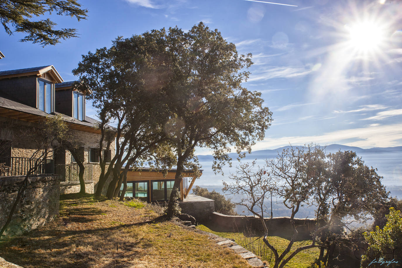 Ideal para una escapada en pareja o en familia, The Rock Suites&Spa ofrece un lugar idílico, un perfecto mirador hacia El Bierzo y unas instalaciones de auténtico lujo para disfrutar de momentos inolvidables.