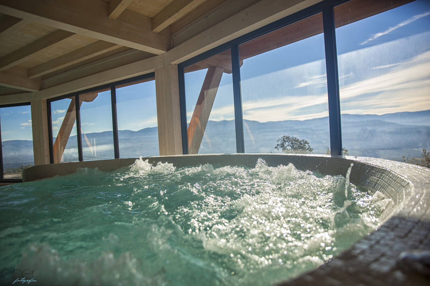 Ideal para una escapada en pareja o en familia, The Rock Suites&Spa ofrece un lugar idílico, un perfecto mirador hacia El Bierzo y unas instalaciones de auténtico lujo para disfrutar de momentos inolvidables.