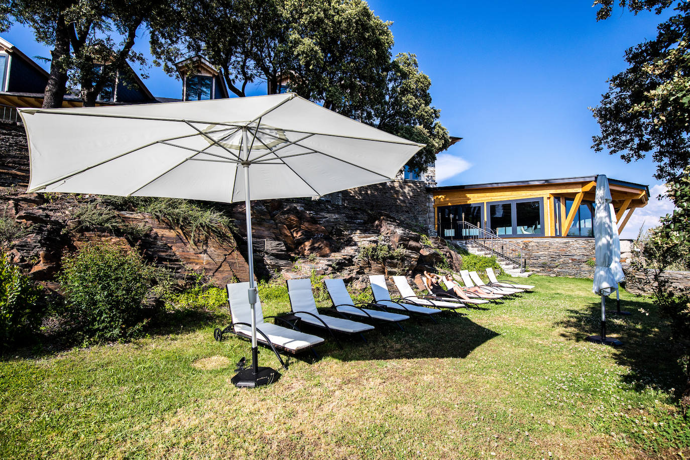 Ideal para una escapada en pareja o en familia, The Rock Suites&Spa ofrece un lugar idílico, un perfecto mirador hacia El Bierzo y unas instalaciones de auténtico lujo para disfrutar de momentos inolvidables.