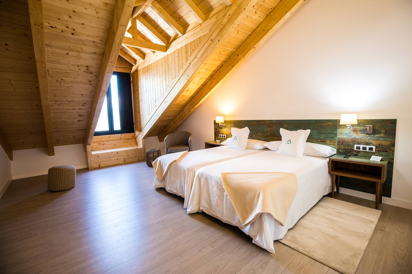 Ideal para una escapada en pareja o en familia, The Rock Suites&Spa ofrece un lugar idílico, un perfecto mirador hacia El Bierzo y unas instalaciones de auténtico lujo para disfrutar de momentos inolvidables.