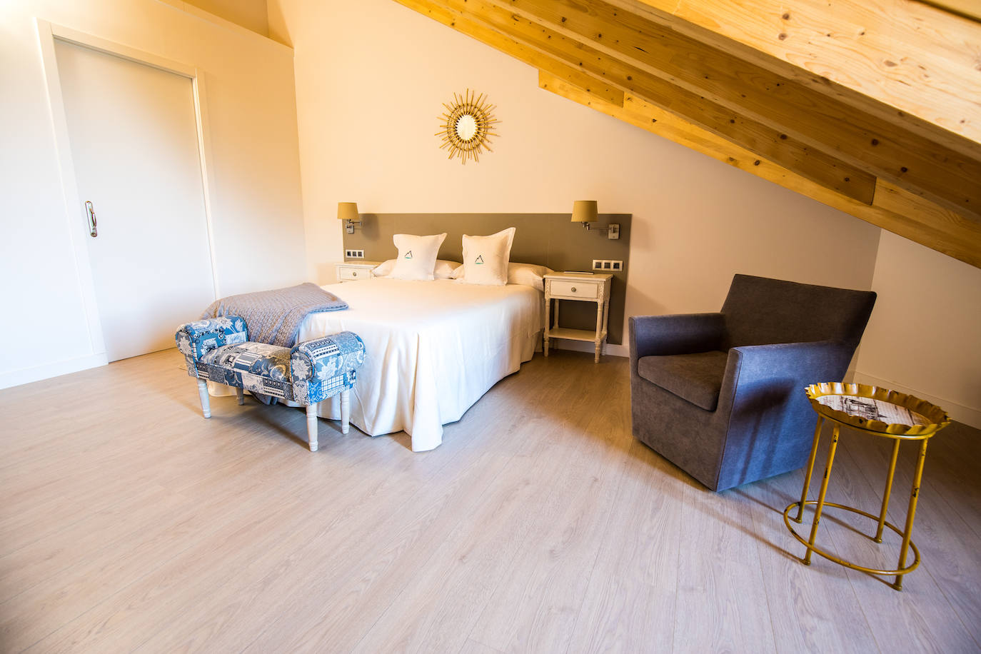 Ideal para una escapada en pareja o en familia, The Rock Suites&Spa ofrece un lugar idílico, un perfecto mirador hacia El Bierzo y unas instalaciones de auténtico lujo para disfrutar de momentos inolvidables.