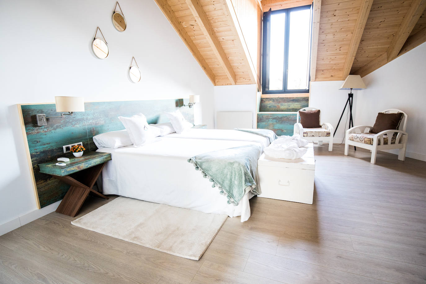 Ideal para una escapada en pareja o en familia, The Rock Suites&Spa ofrece un lugar idílico, un perfecto mirador hacia El Bierzo y unas instalaciones de auténtico lujo para disfrutar de momentos inolvidables.